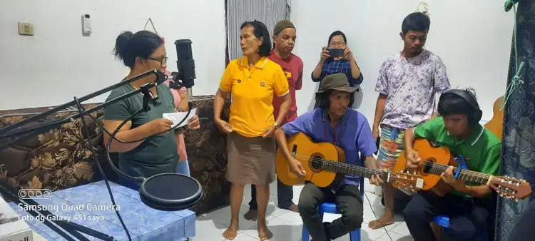 Perekaman lagu bahasa Taa di Tentena