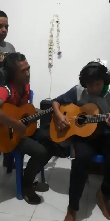Tim penyanyi lagu Taa